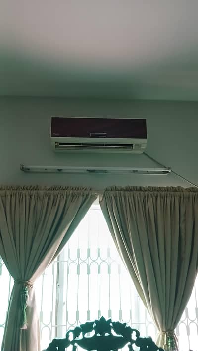 Gree Split AC 1 ton, non inverter.