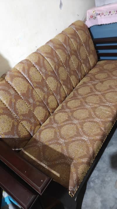 Neat amd Clean sofa with two side sofa chairs