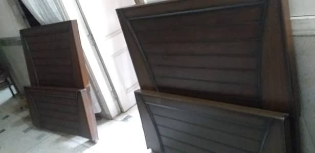 2 single beds with 2 mattresses available for sale.