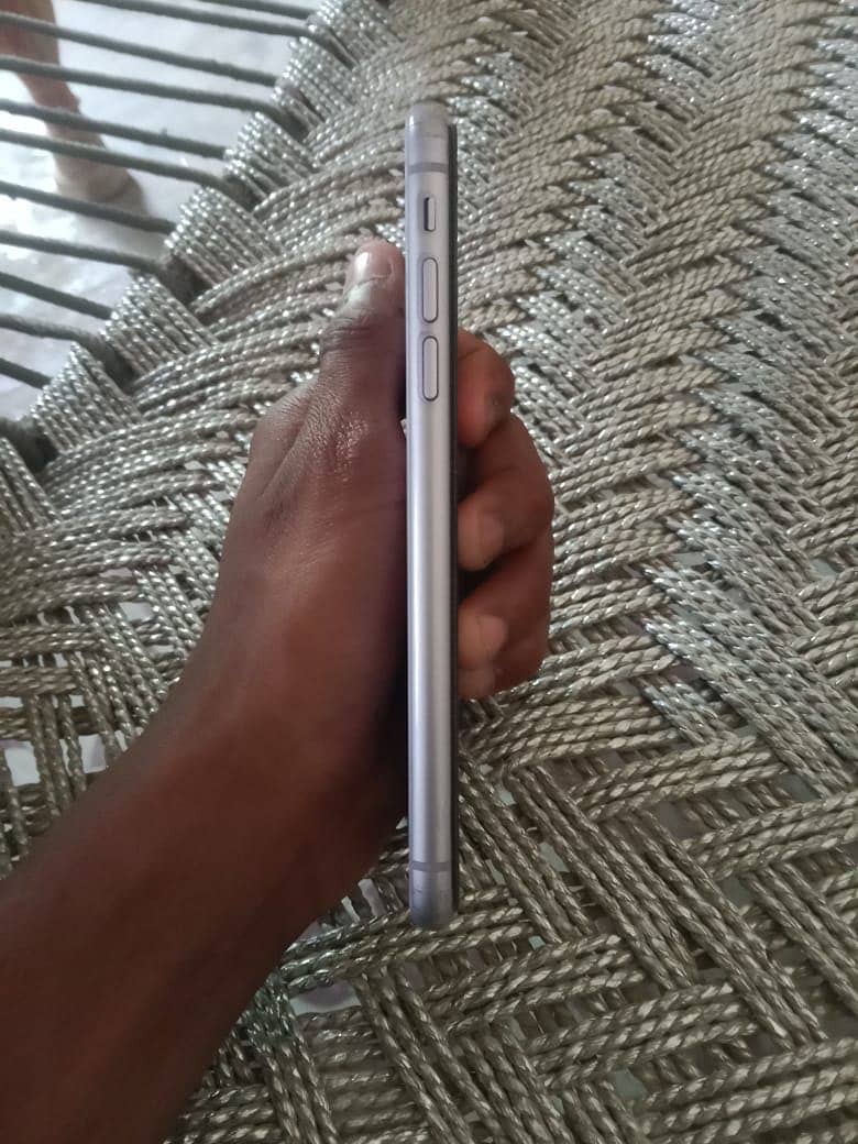 iPhone 11 4