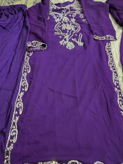 medium size stone dress  used Mai hai urgent for sal home delivery