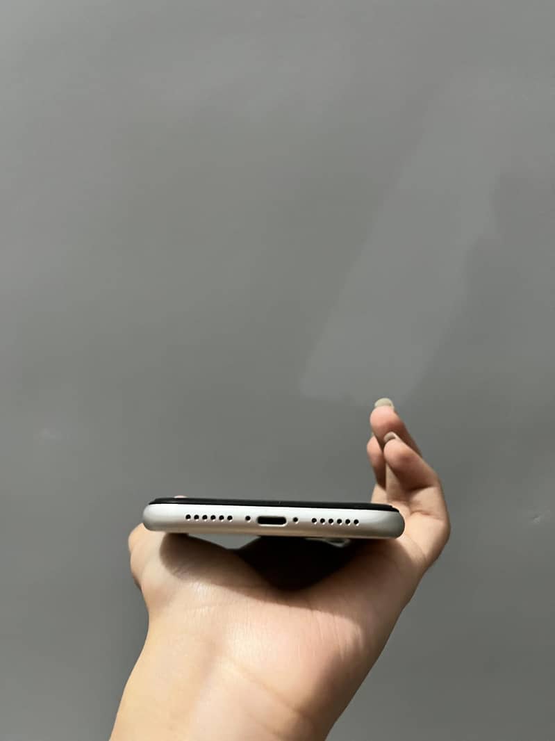 Apple iPhone 11 7