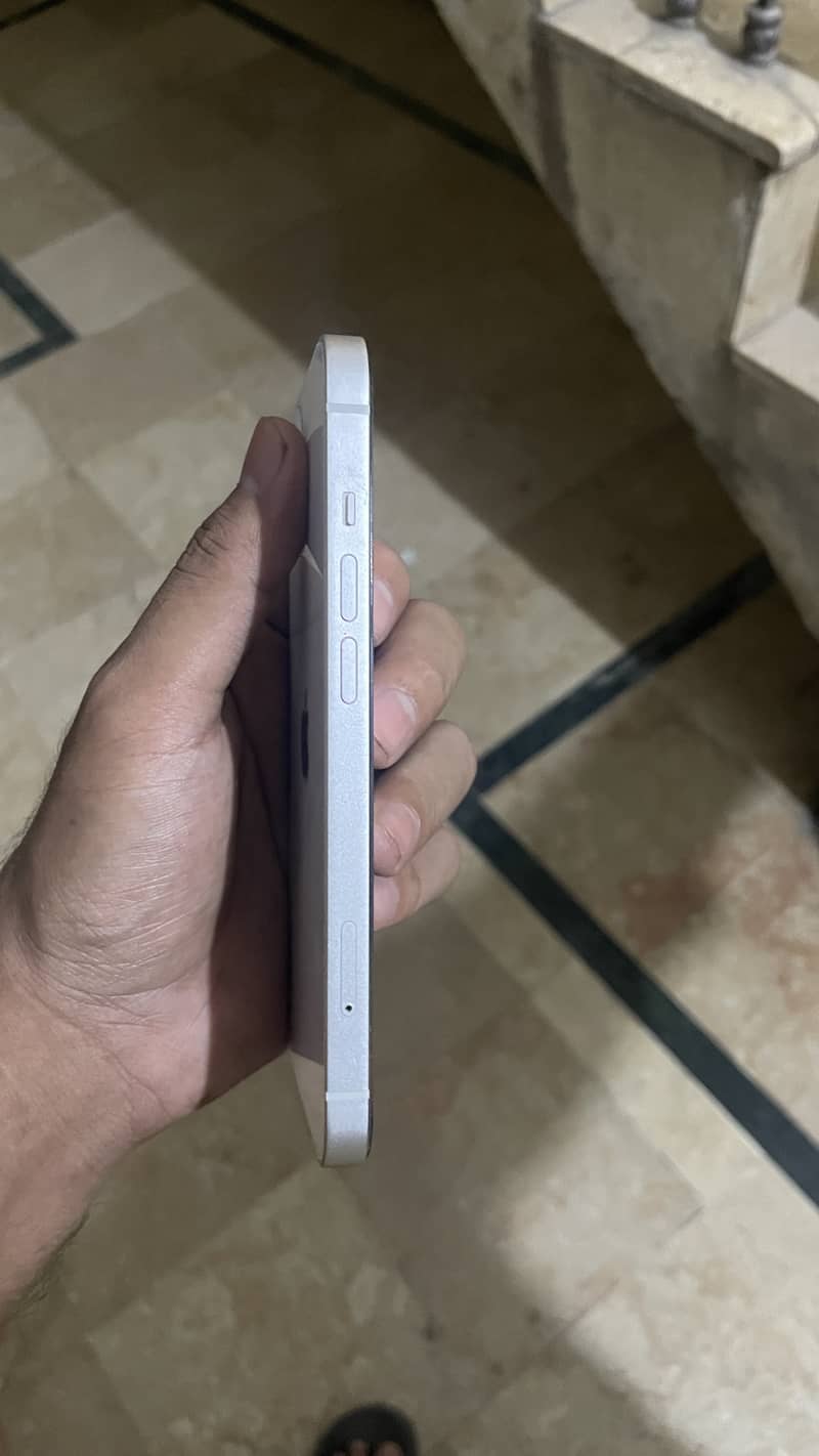 Apple iPhone 13 4