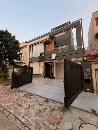 10 Marla Luxury House is Available for Rent in Bahria Town Lahore