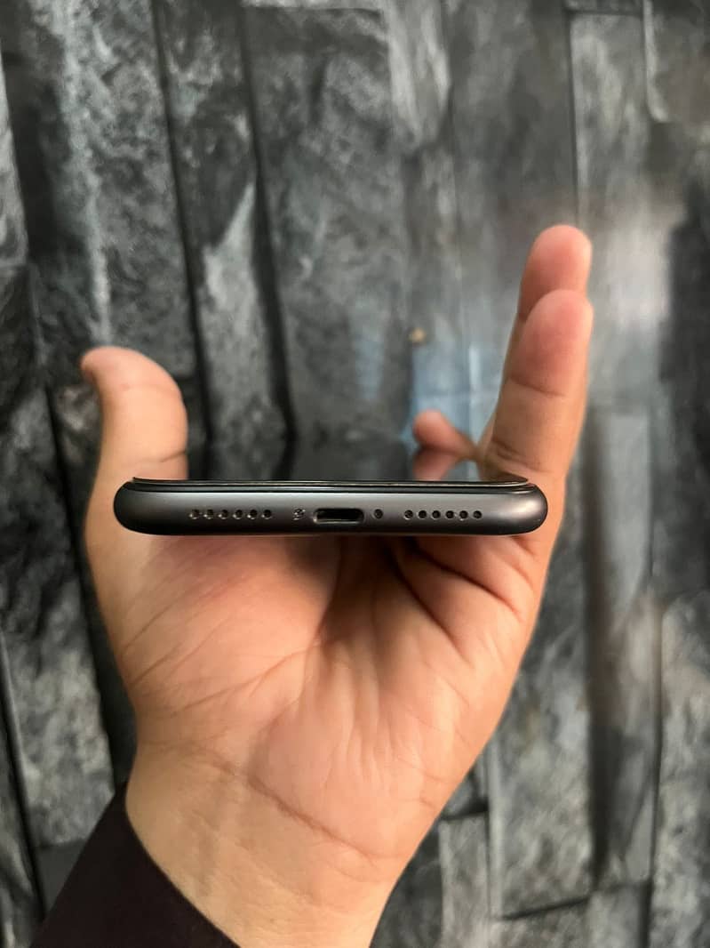 iPhone 11 3