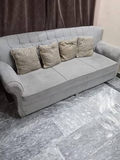 5 seater sofa gray colour used