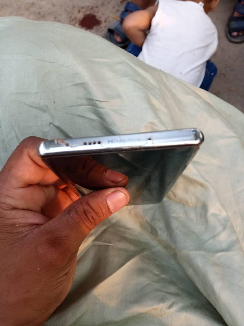 Tecno camon 40 pro 4