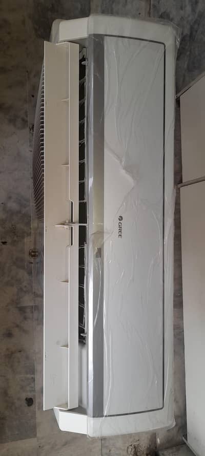 ​Gree 1.5 Ton Inverter AC (Heat & Cool) - Excellent Condition