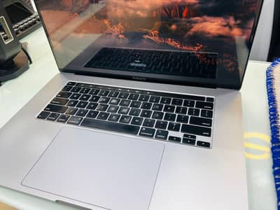 Mac book 2019 i7 16inc Display 16GB 512 GB 10/10 total original