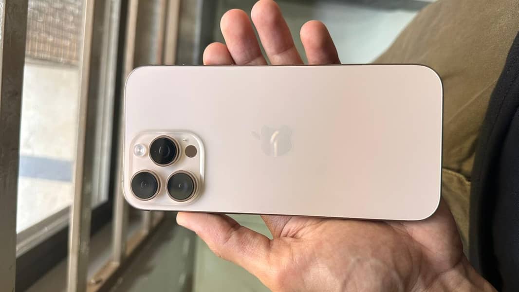 iPhone 16 Pro Max 1