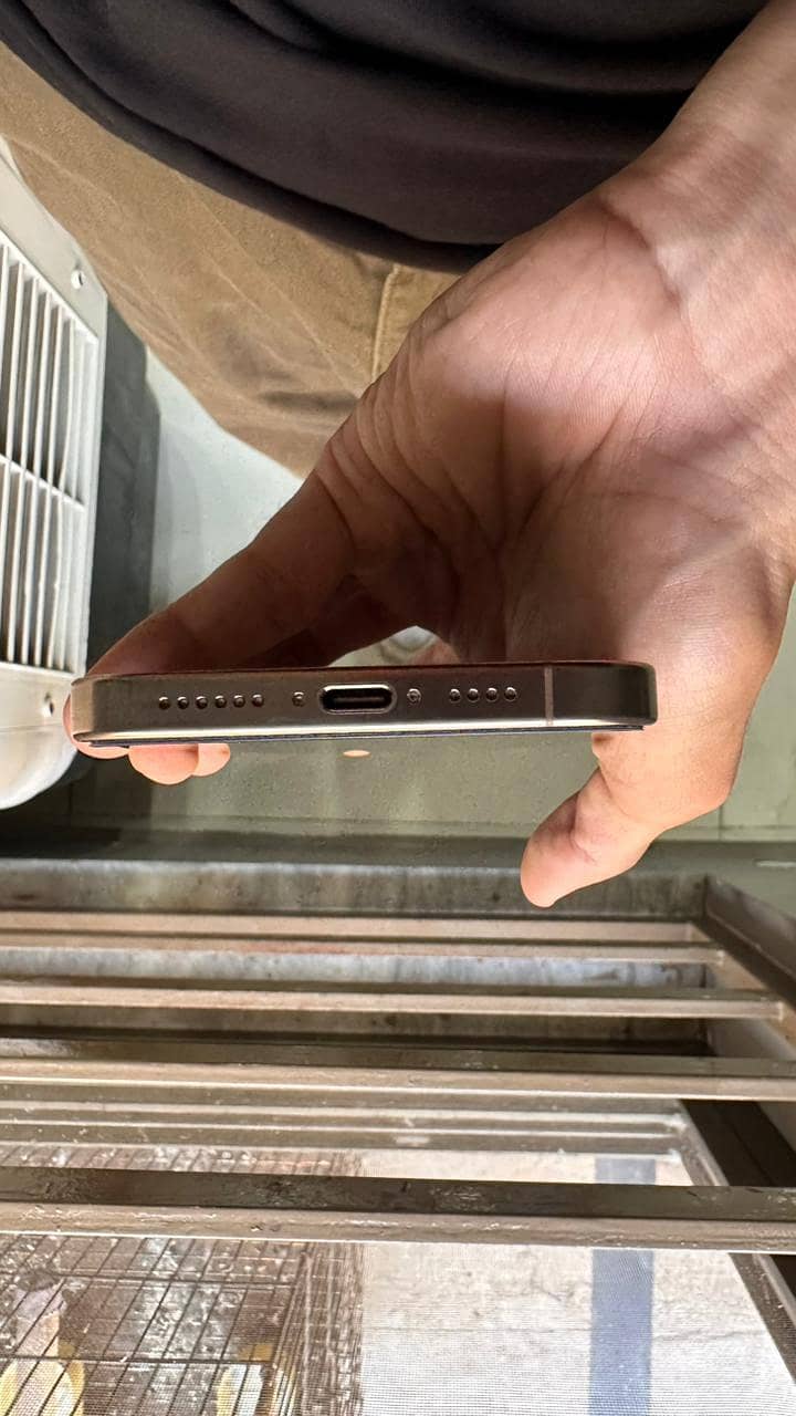iPhone 16 Pro Max 5