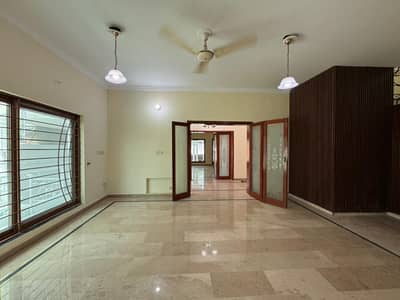 Full house in F10 for rent, ideal location.
