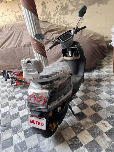 Metro M6 Black Colour