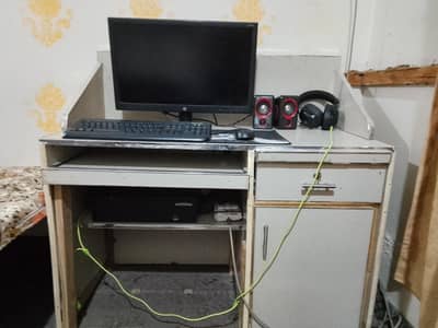 gamming PC computer table moniter 24 inch spikers headphone kybord
