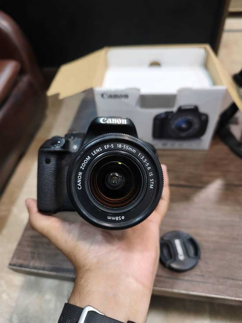 Canon EOS 700D 0