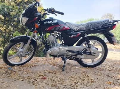only 700km used  8month insurance by pak suzuki