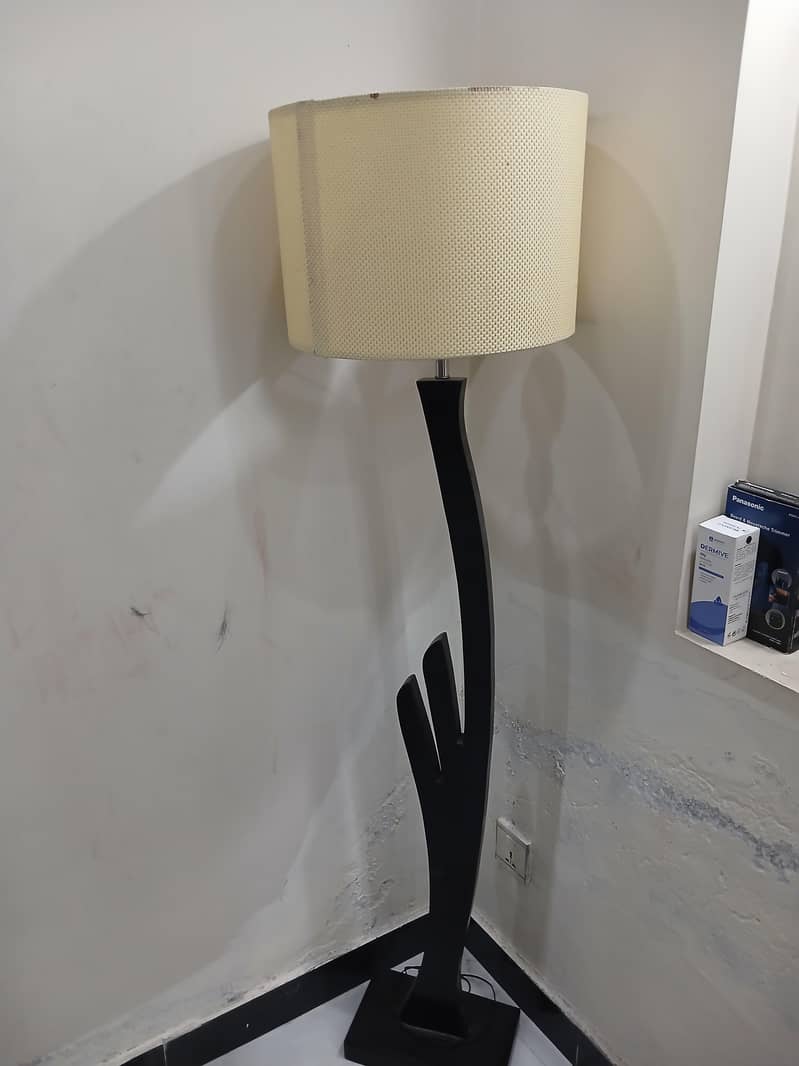 FLOOR LAMP. 0