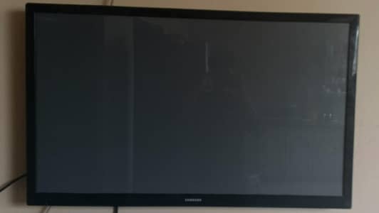 NEW CONDITION LCD TV FOR SALE 42 INCH HIGH QUALITY SAMSUNG