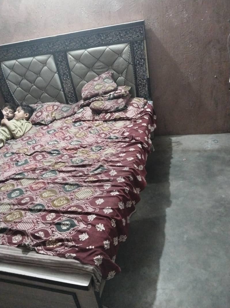 بیڈ بغیر فوم کا ھےسات ڈیوائڈر ساتھ ڈریسنگ ٹیبل 1