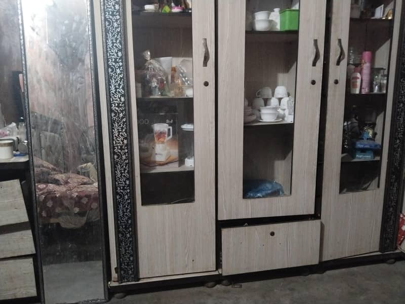 بیڈ بغیر فوم کا ھےسات ڈیوائڈر ساتھ ڈریسنگ ٹیبل 2