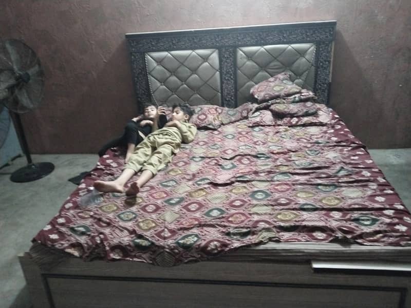 بیڈ بغیر فوم کا ھےسات ڈیوائڈر ساتھ ڈریسنگ ٹیبل 3