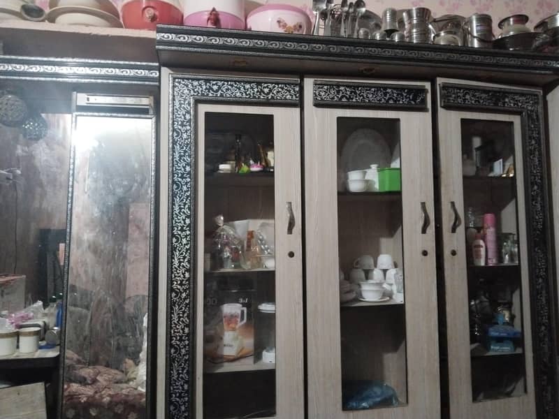 بیڈ بغیر فوم کا ھےسات ڈیوائڈر ساتھ ڈریسنگ ٹیبل 4