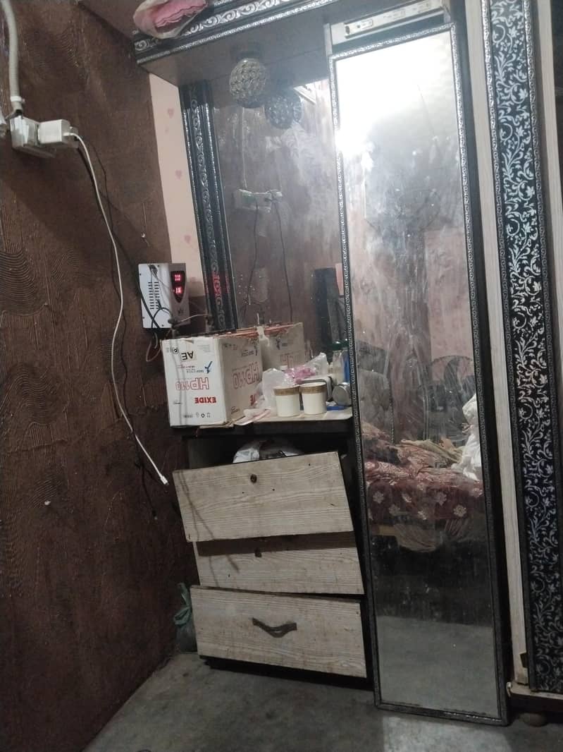 بیڈ بغیر فوم کا ھےسات ڈیوائڈر ساتھ ڈریسنگ ٹیبل 7