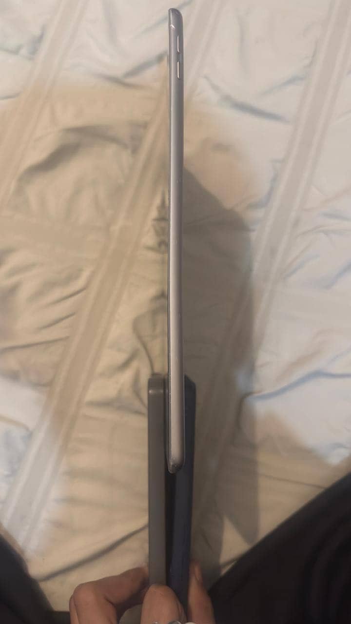 Ipad 6th generation 128gb 5