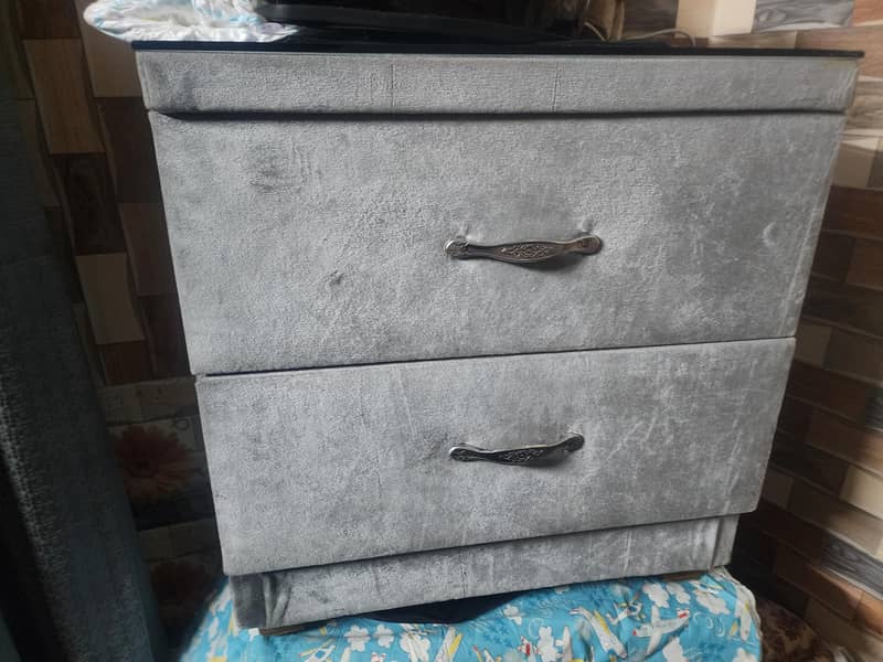 king bed with side dressing table 0