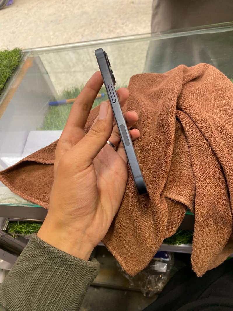 Apple iPhone 13 2
