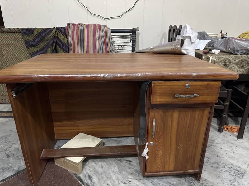 Computer table 0