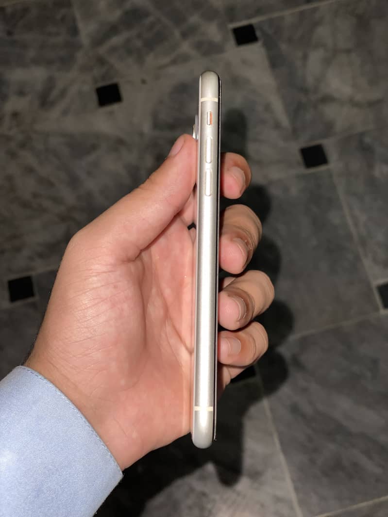 iPhone 11 5