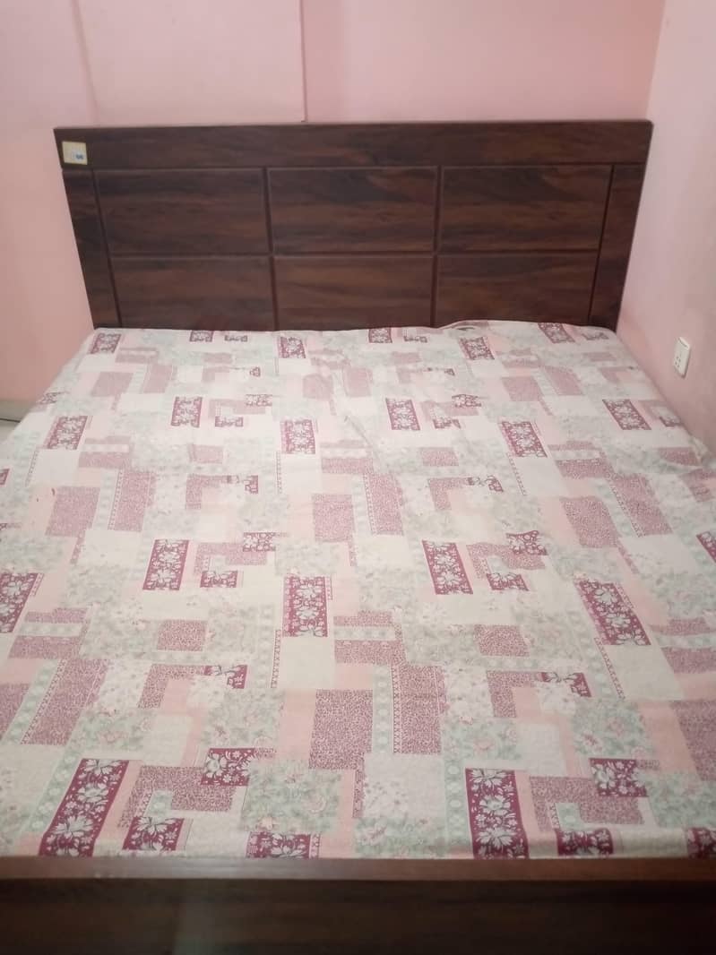 king Size bed 0