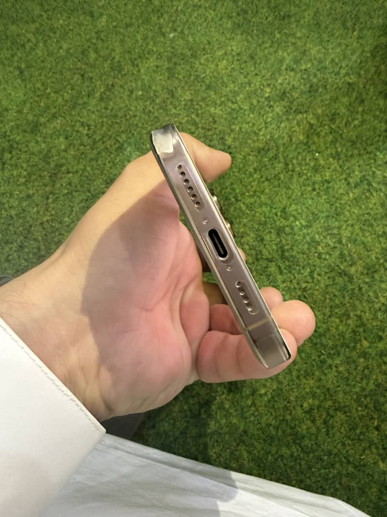 iPhone 16 Pro Max 1