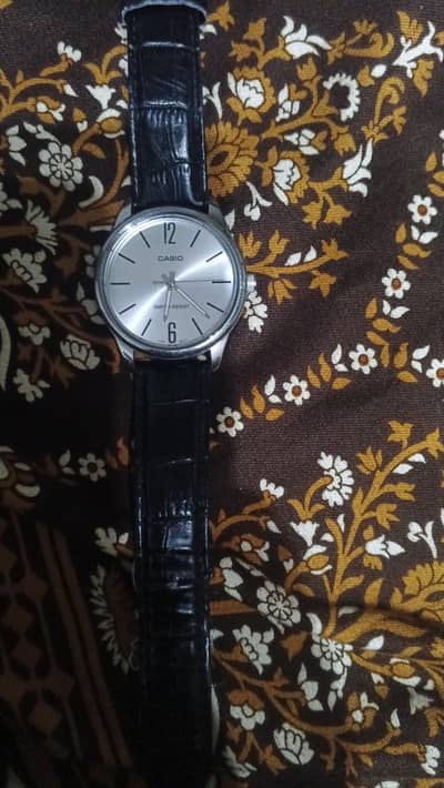 casio watch mtp-v005. condition like new miner scratch on glass only.
