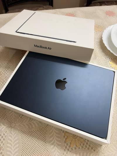 MacBook Air M2 2022 | 8GB | 256GB | 97% Battery | Complete Box