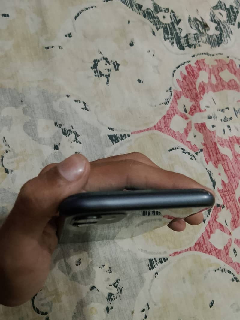 iPhone 11 4