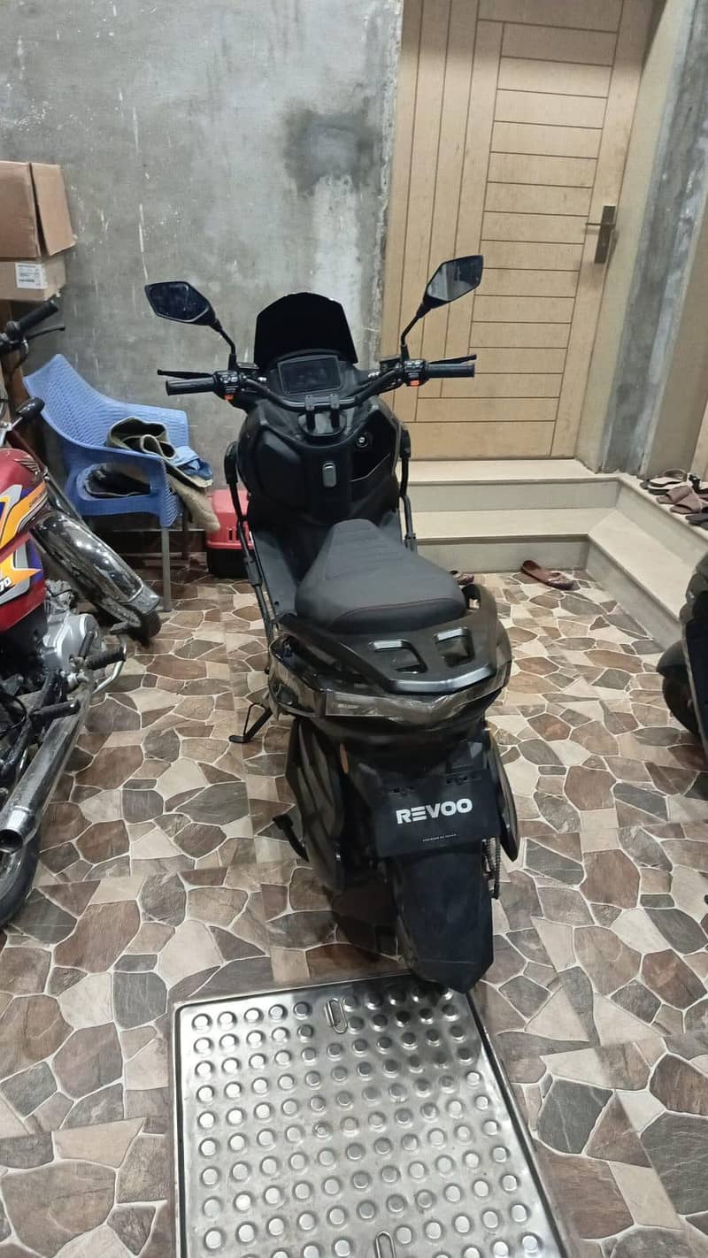 Revoo E 52 8