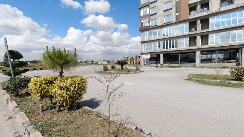 A Table Top Level Sun Facing Plot On 60 Ft Road 24