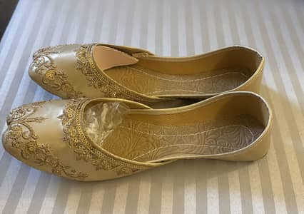 Golden embroidered khussas in size 8