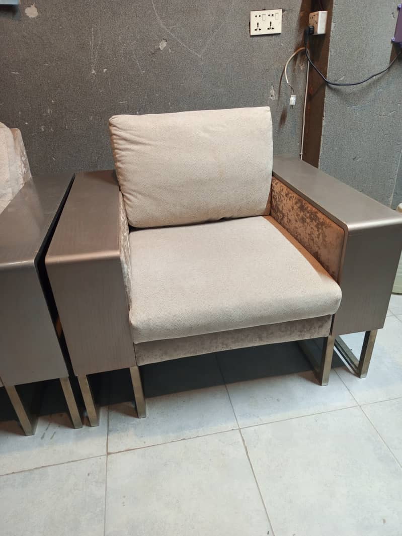 2 sofas 1 seater 0