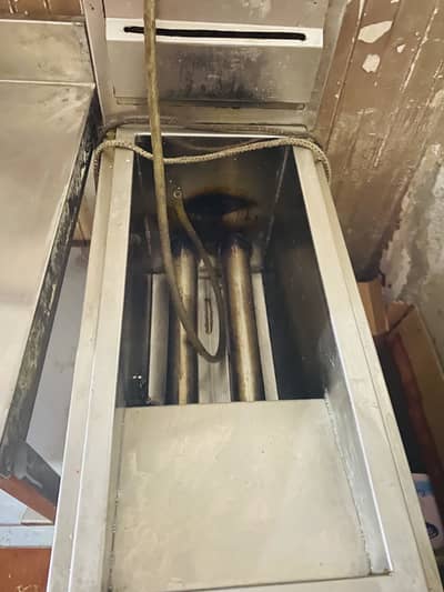 I am selling my deep fryer 16 litter by Pakistan engerning