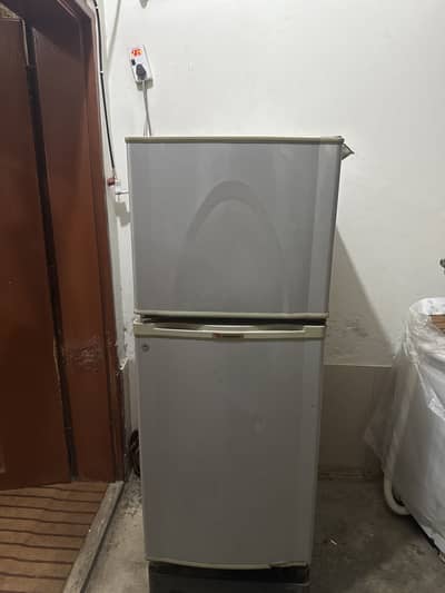 Dawlance Refrigerator Medium Size good condition