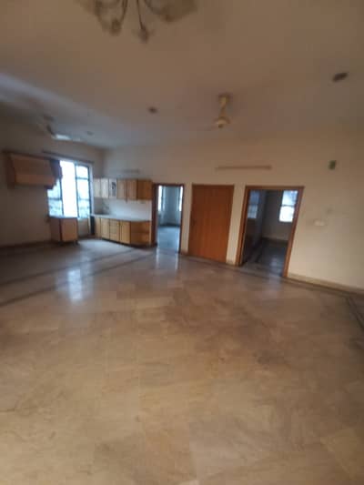 Iqbal Town 3 Bed Uper Msrbled Portion At Chanab Block Near Moon Markit