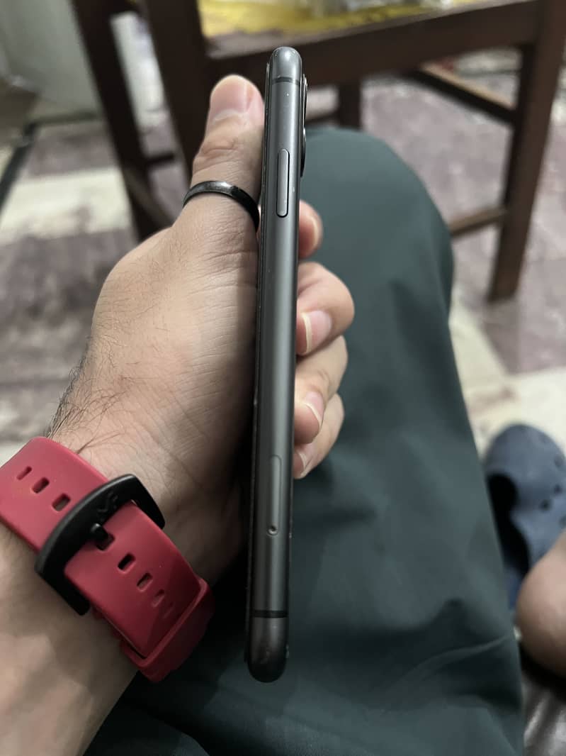 iPhone 11 4