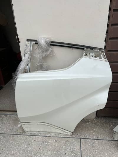 CHR bonut 2 fenders and 2 door available. Seals intact 100% pearl