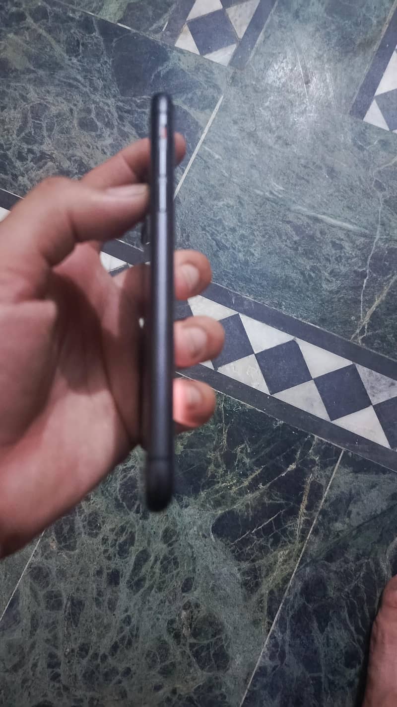 iPhone 11 3