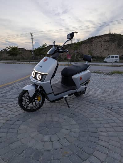 Metro M6 Electric scooty