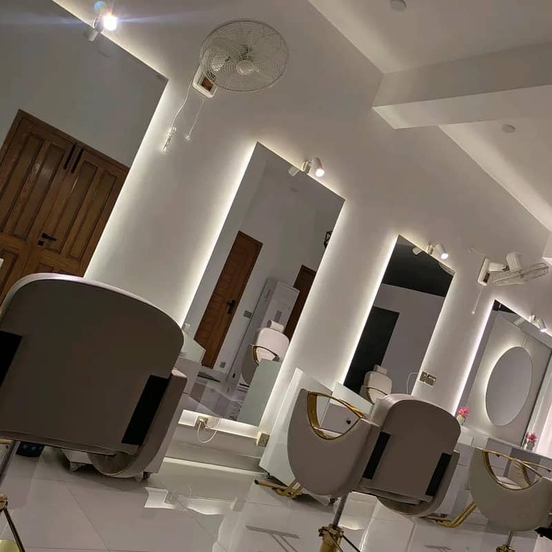 saloon 0