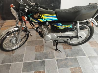 BRAND NEW 125 SCRATCH LESS ONLY 400 KILOMETERS DRIVEN